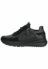 Sneaker nero con una combinazione di pelle liscia e materiali a rete, caratterizzato da un pannello laterale testurizzato e una suola spessa. Dettaglio con cerniera sul lato.