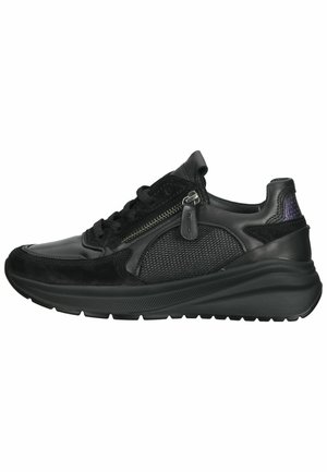 Sneaker nero con una combinazione di pelle liscia e materiali a rete, caratterizzato da un pannello laterale testurizzato e una suola spessa. Dettaglio con cerniera sul lato.
