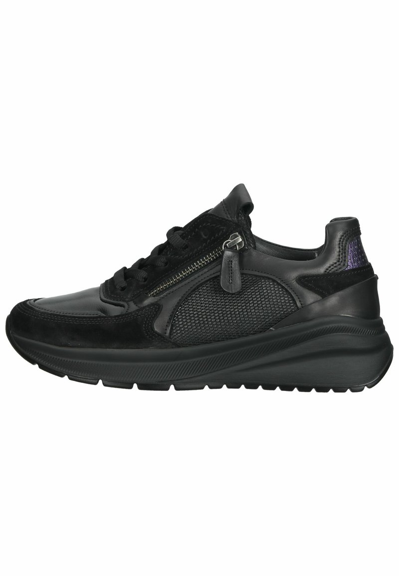 Sneaker nero con una combinazione di pelle liscia e materiali a rete, caratterizzato da un pannello laterale testurizzato e una suola spessa. Dettaglio con cerniera sul lato.