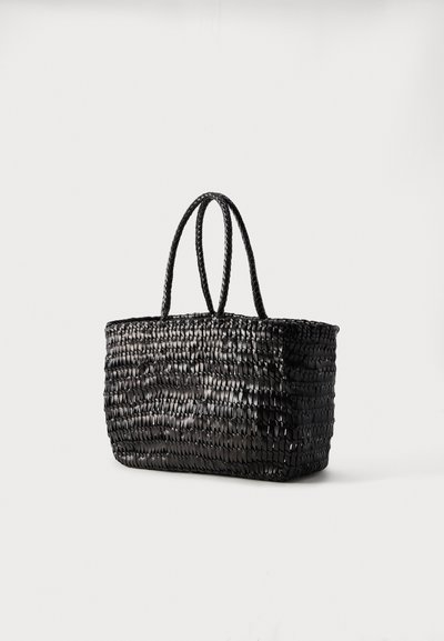Μαύρη υφασμάτινη τσάντα tote με δύο λουράκια σε βρόχο, όρθια σε λευκό φόντο.