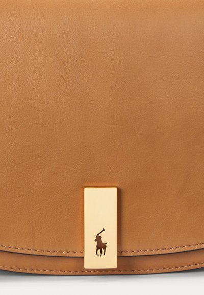 Bolsa de mão em couro castanho com uma textura suave, uma fivela retangular em tom de ouro com um logótipo e detalhes cosidos ao longo das bordas.