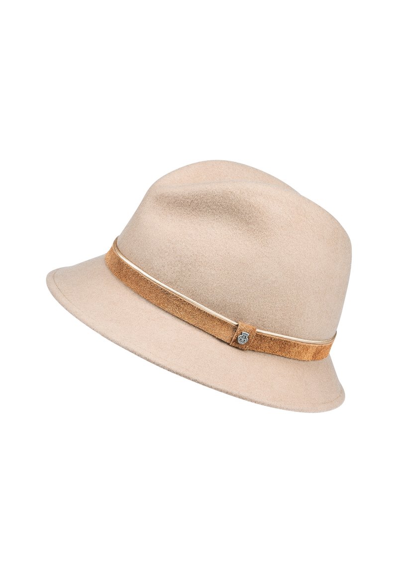 Beige Filzhut mit einem braunen Wildlederband und einem silbernen Akzent. Weiche Textur und leicht nach oben gebogener Rand.