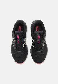 New Balance 520V8 - Katujuoksukengät - black