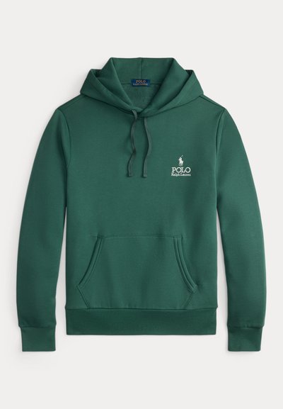 Zelená mikina s kapucňou vyrobená z mäkkej tkaniny, obsahujúca klokanie vrecko, kapucňu so šnúrkou a vyšívané logo "Polo Ralph Lauren" na prsiach.