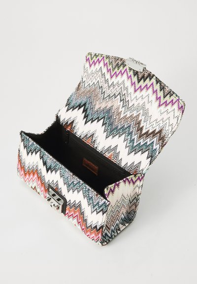 Borsa a mano in pelle con motivo zigzag multicolore e chiusura metallica. Presenta un interno nero con una tasca con zip e un'etichetta in pelle.