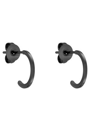 Para małych czarnych kolczyków na sztyfcie w kształcie półkola z zapięciami typu motyl na białym tle.