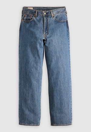 Blue jeans de denim com um corte reto, apresentando uma cintura alta, rebites em cobre e costura laranja. Inclui bolsos frontais e traseiros.
