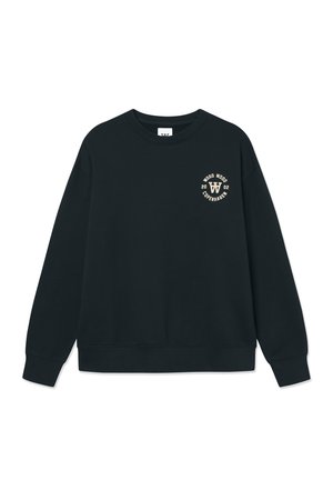 Sweatshirt noir à manches longues, col rond, et un petit logo à l'avant en texte beige. Tissu doux et texturé, avec des poignets et un ourlet côtelés.