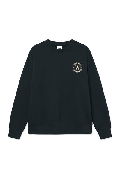 Sweatshirt noir à manches longues, col rond, et un petit logo à l'avant en texte beige. Tissu doux et texturé, avec des poignets et un ourlet côtelés.