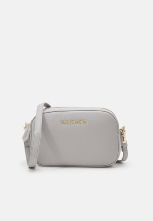 Petit sac bandoulière en cuir gris clair avec fermeture éclair dorée, bandoulière réglable et logo VALENTINO embossé en or à l'avant.
