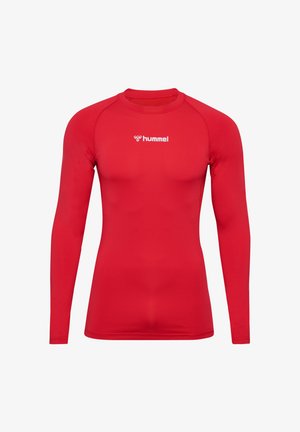 Rød langærmet sportstrøje lavet af strækbart materiale, med rund halsudskæring og en subtil logo på brystet.