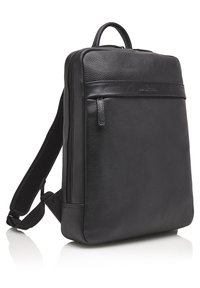 Zaino in pelle nera con finitura testurizzata, design slim, chiusura a zip, spallacci imbottiti e tasca frontale per ulteriore spazio di archiviazione.