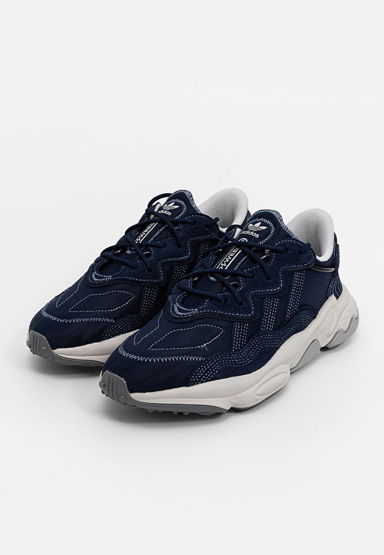 Sneakers blu navy con un mix di materiali in suede e rete. Suola intermedia spessa bianca, cuciture in contrasto e lacci neri.