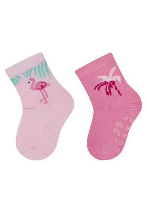 Rosa Knöchelsocken mit einem Flamingo-Motiv auf einem und einer Palme auf dem anderen, mit rutschfesten Punkten auf der Sohle und weicher Strickstruktur.