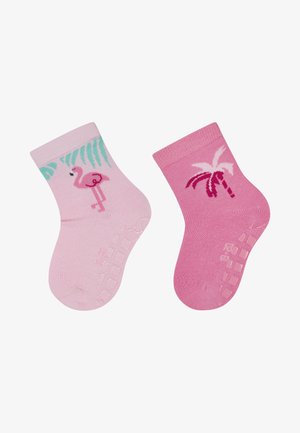 Rosa Knöchelsocken mit einem Flamingo-Motiv auf einem und einer Palme auf dem anderen, mit rutschfesten Punkten auf der Sohle und weicher Strickstruktur.