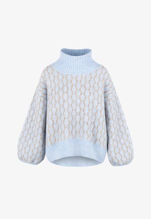 Lyseblå strikkegenser med beige kjedemønster, høy hals, ballongerm, og ribbekant nederst, forkant kortere enn bakkant.