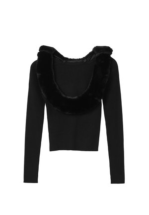 Schwarzer Pullover mit langen Ärmeln, gerippter Textur und einem breiten Kunstfellkragen. Mit Knopfakzenten am Halsausschnitt.