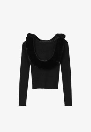 Schwarzer Pullover mit langen Ärmeln, gerippter Textur und einem breiten Kunstfellkragen. Mit Knopfakzenten am Halsausschnitt.
