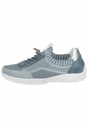 Lekki dzianinowe sneakersy w odcieniach szarości, z oddychającą siateczką na górze, elastycznymi sznurówkami i wyściełaną białą podeszwą. Zawierają srebrne akcenty.