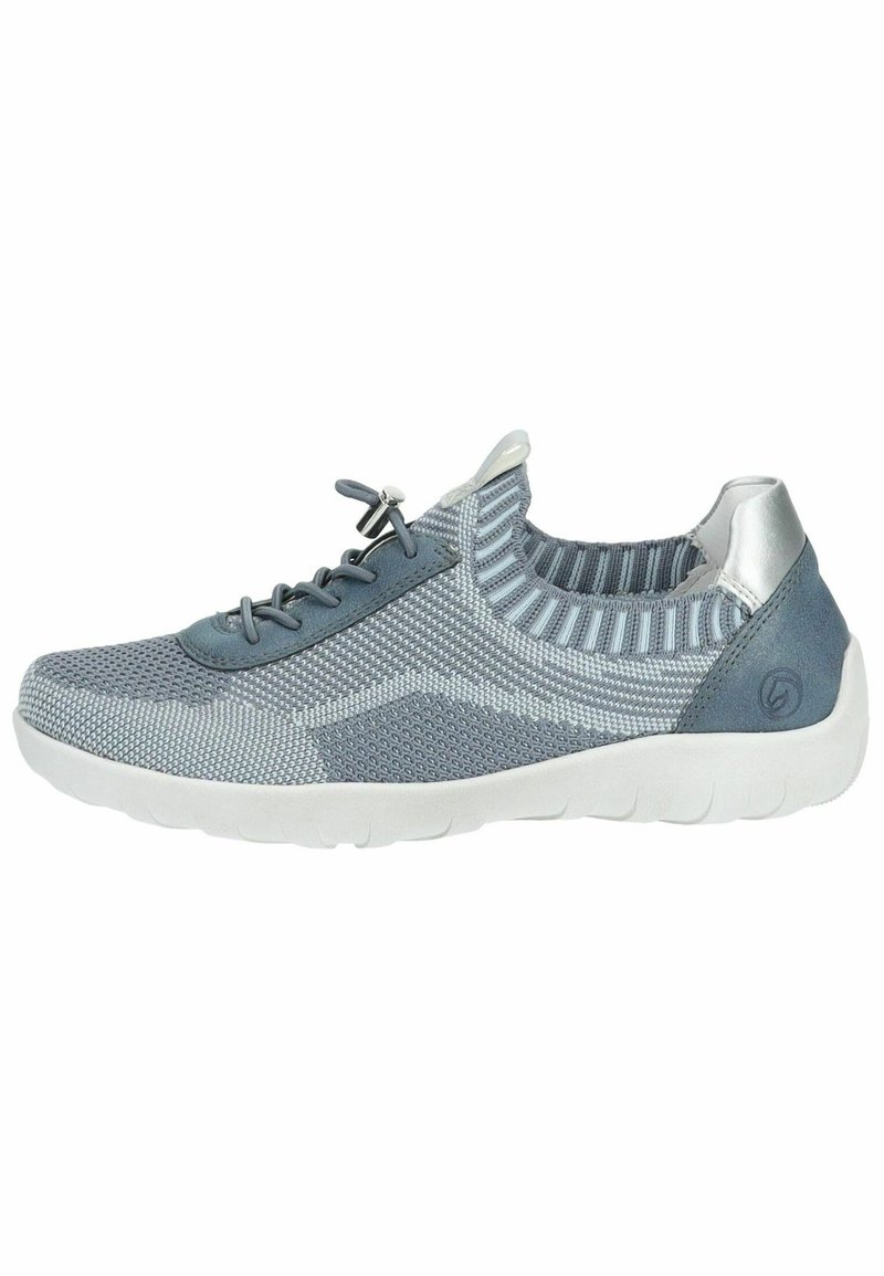 Sneakers in maglia leggera tonalità di grigio, con una tomaia in rete traspirante, lacci elastici e una suola bianca imbottita. Inclusi dettagli argentati.