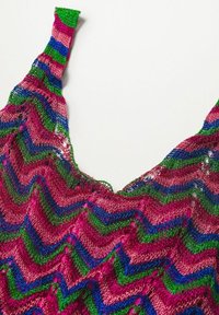 Débardeur en tricot multicolore en rose, vert et bleu, avec un motif en chevron et une encolure large en tissu texturé.