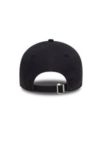 Svart stoffcap med buet skygge, justerbar stropp bak med metallspenne og seks ventilasjonsøyler.