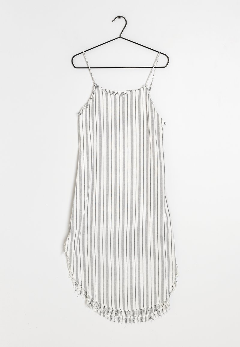 Gestreiftes ärmelloses Kleid an einem schwarzen Kleiderbügel. Hergestellt aus leichtem Stoff mit grauen und weißen vertikalen Streifen, mit einem fransigen Saum.
