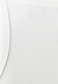 Bílá žebrovaná látka s jemnými vertikálními pruhy a hladkou texturou. Okraje vykazují mírný zakřivení, což zvyšuje její strukturovaný design.