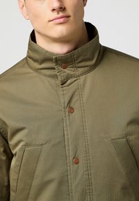 Wrangler INSULATED FIELD FOR REGULAR FIT . - Lichte jas - ivy green