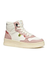Hoge sneakers met een witte en lichtroze leren buitenkant, textuuraccenten, platte veters en een beige rubberen zool.