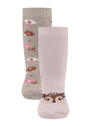 Zwei Babysocken, eine hellrosa mit einem Bärengesicht auf der Zehe, die andere grau mit einem rosa-weißen Blumenmuster.