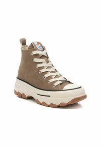 Sneakers alte in suede marrone con lacci beige, punta in gomma bianca, accenti a contrasto neri e crema, e suola spessa e texture.