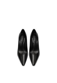 Scarpe nere in pelle con tacco alto, design a punta, texture liscia e dettagli minimi. La suola presenta una leggera curvatura.