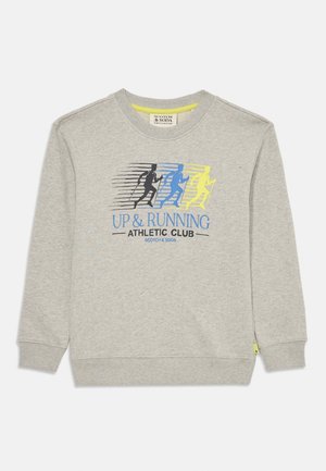 Hellegrauer Pullover mit Grafik von drei Läufern, die Gehstöcke verwenden, in Schwarz, Blau und Gelb sowie dem Text "UP & RUNNING ATHLETIC CLUB."