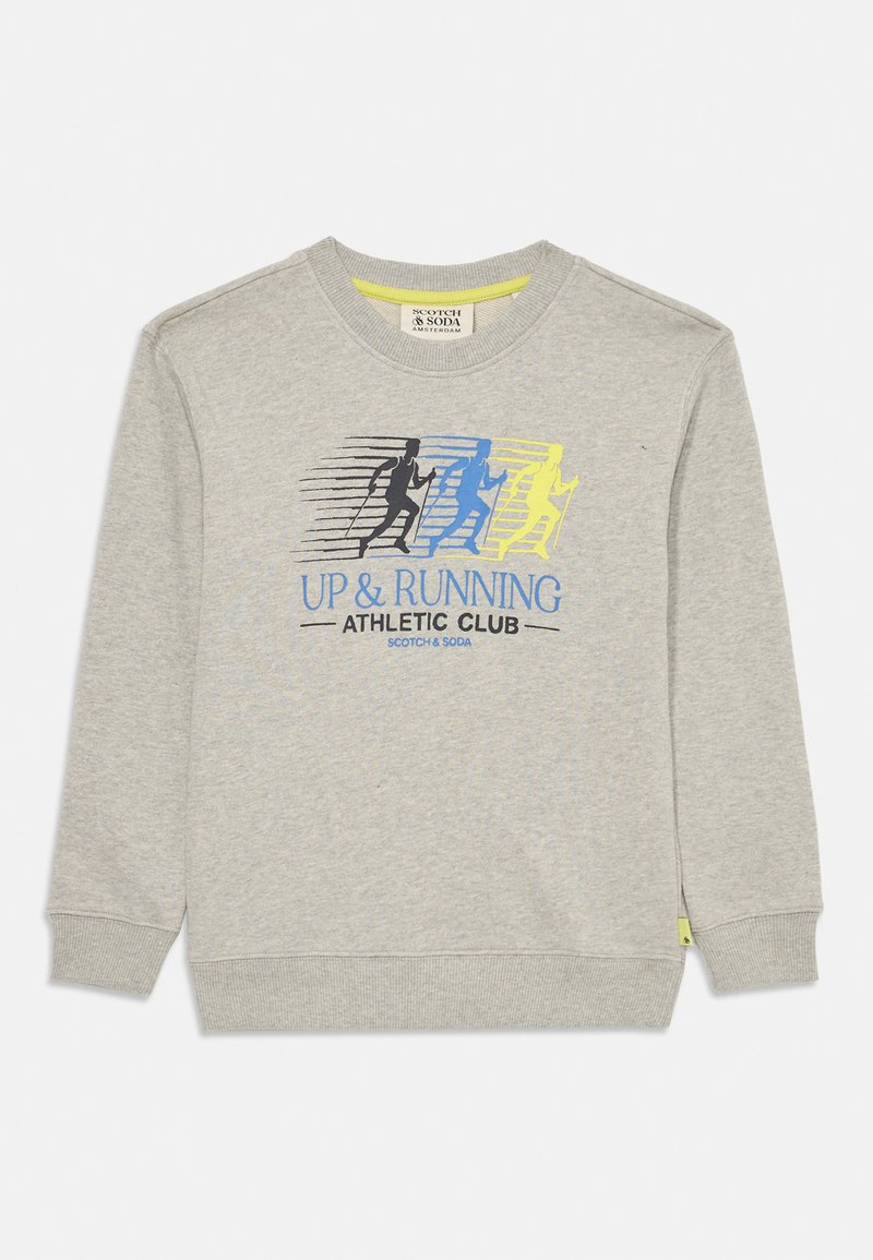Lys grå hettegenser med grafikk av tre løpere med vandrestaver i svart, blått og gult, og teksten "UP & RUNNING ATHLETIC CLUB."