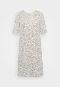 Silvrig paljettklänning med korta ärmar, rund nacke och lös passform. Ytan har en glittrande textur som förstärker dess glans.