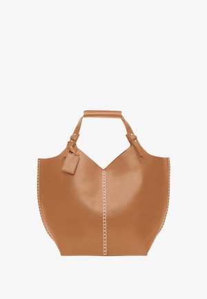 Tote-Bag aus braunem Leder mit breitem, strukturiertem Design, V-förmiger Öffnung, oberen Griffen und weißen Nähakzenten entlang der Kanten.