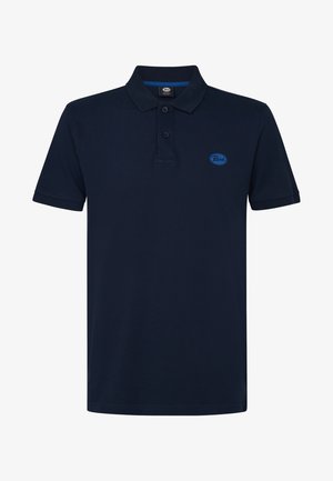 Polo en color azul marino hecho de algodón, con un cuello tipo camisa, tapeta de tres botones y un pequeño logo azul en el pecho.