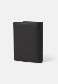Svart lær bifold lommebok som står lukket mot en enkel hvit bakgrunn.