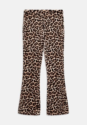 Pantalon évasé imprimé léopard avec des taches beiges, marron et noires, présenté à plat sur fond blanc.