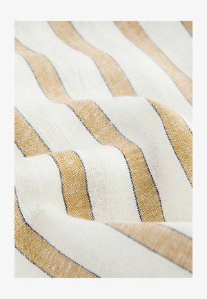 Tkanina s prugama koja se sastoji od naizmjeničnih zlatnih i bijelih pruga sa tankim crnim detaljima, prikazujući teksturirani tkanje.