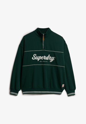 Groene sweatshirt met een halve ritskraag, wit "Superdry" logo en gestreepte accenten aan de mouwen en onderkant. Zacht materiaal met een comfortabele pasvorm.