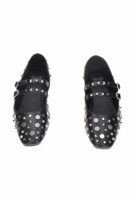 Scarpe Mary Jane nere con doppie cinghie, decorate con diversi tipi di borchie e punte in argento sulla punta e ai lati.