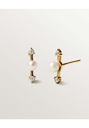 Pendientes de botón de oro con una perla blanca central flanqueada por dos pequeñas piedras preciosas claras a cada lado, mostrados sobre un fondo neutro.