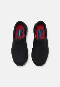 Czarne wsuwane buty z siateczkową cholewką, wkładką z pianki memory i czerwonymi akcentami. Posiadają solidną, antypoślizgową podeszwę zapewniającą przyczepność.