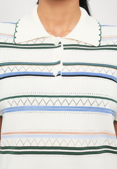 Polo shirt bianco lavorato a maglia con strisce orizzontali in verde, blu, rosa e nero. Collo scallop, tre bottoni e motivo a intreccio aperto.