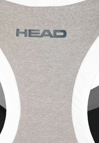 Grauer Sportoberteil aus Stoff mit weißen Akzenten und einem schwarzen Logo, das eine glatte Textur und ein modernes sportliches Design hervorhebt.