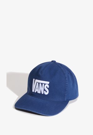 Gorra de béisbol azul de Vans con el logo de Vans bordado en blanco en el frente, mostrada sobre un fondo blanco con sombra en el lado izquierdo.