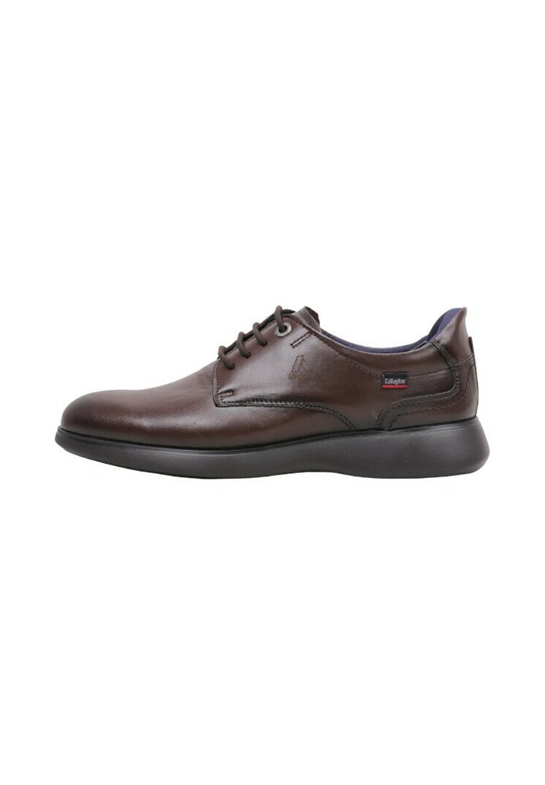 Zapatos de cuero marrón con un acabado suave, punta redonda, diseño de cordones, suela acolchada y detalles de costura lateral sutiles.