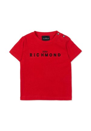 Maglietta rossa a maniche corte per bambino con scritta nera "JOHN RICHMOND" sul davanti e due bottoni neri a pressione sulla spalla sinistra.